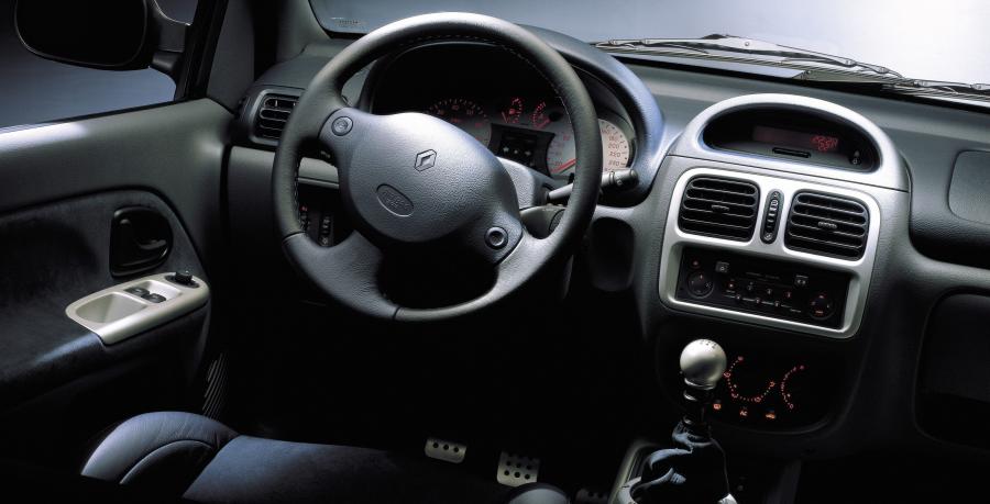  Renault Clio V6 Sport 1999 года  (фото 20 из 40)